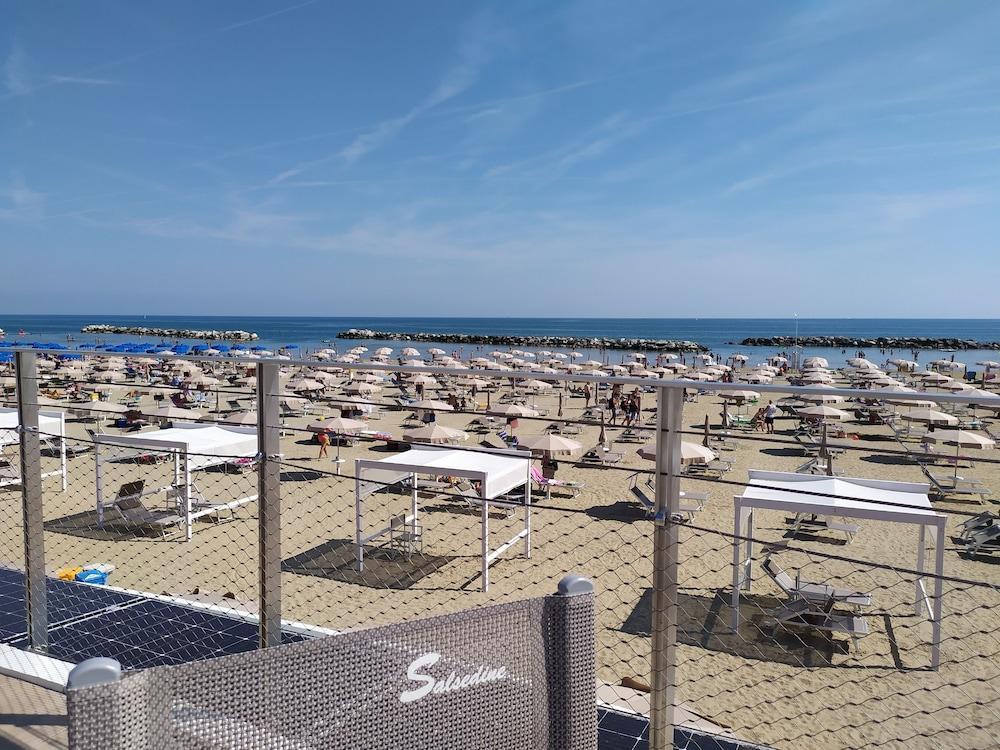 Hotel Atlantic Rimini Bagian luar foto