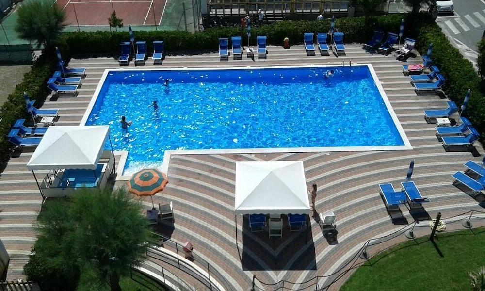 Hotel Atlantic Rimini Bagian luar foto