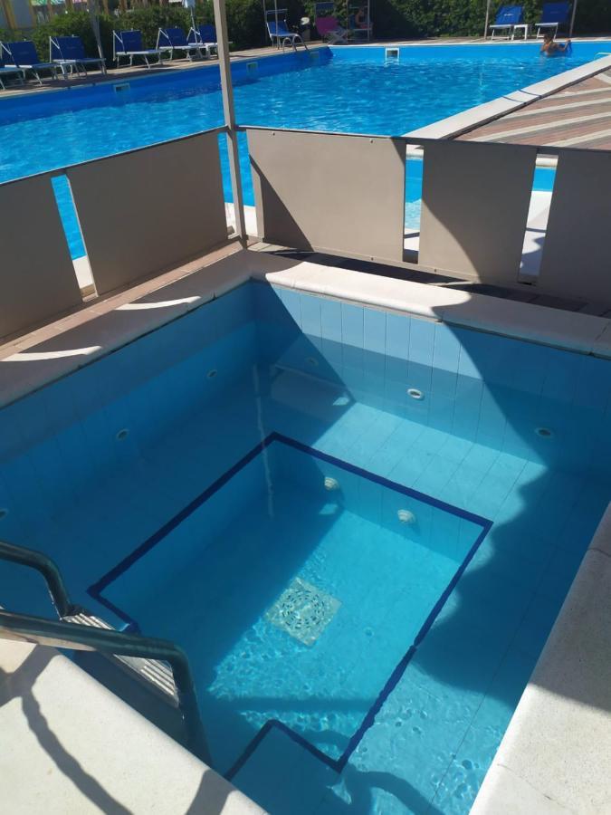Hotel Atlantic Rimini Bagian luar foto