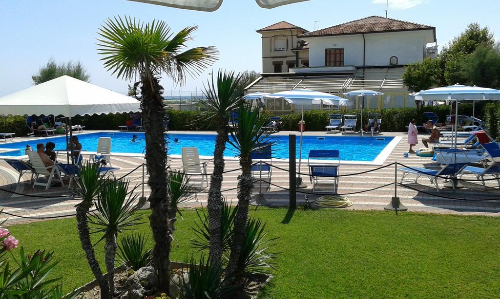 Hotel Atlantic Rimini Bagian luar foto