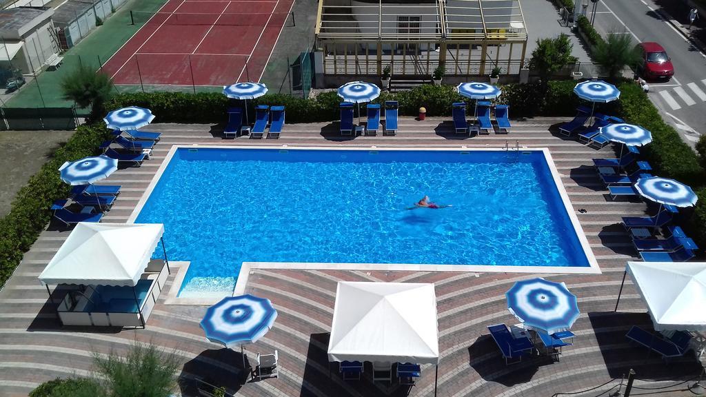 Hotel Atlantic Rimini Bagian luar foto
