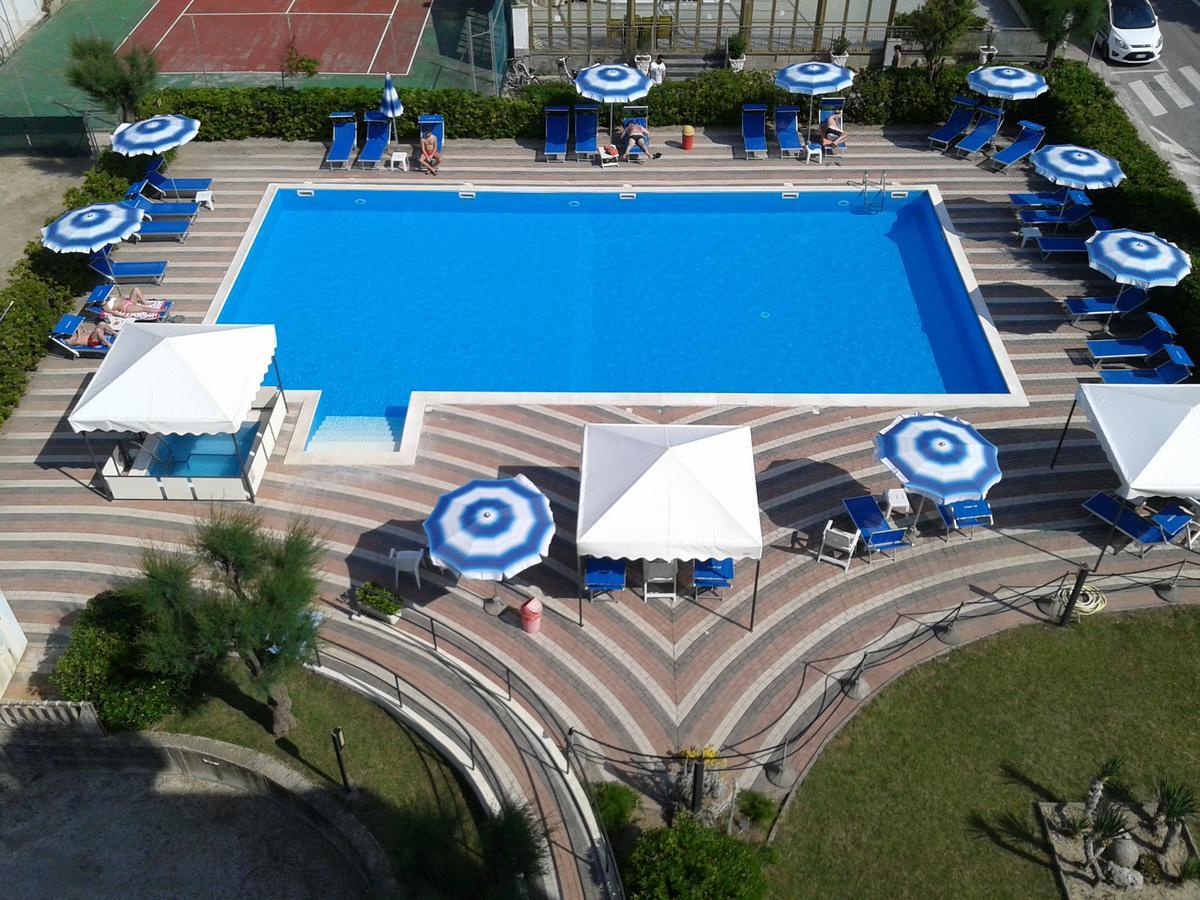 Hotel Atlantic Rimini Bagian luar foto