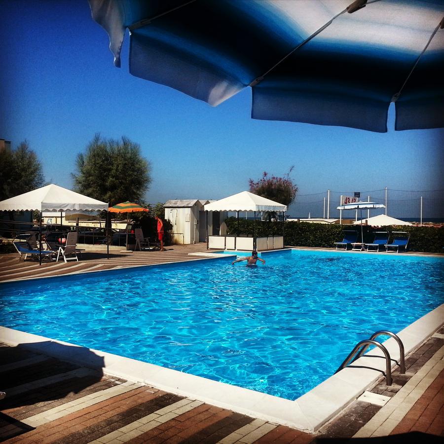 Hotel Atlantic Rimini Bagian luar foto